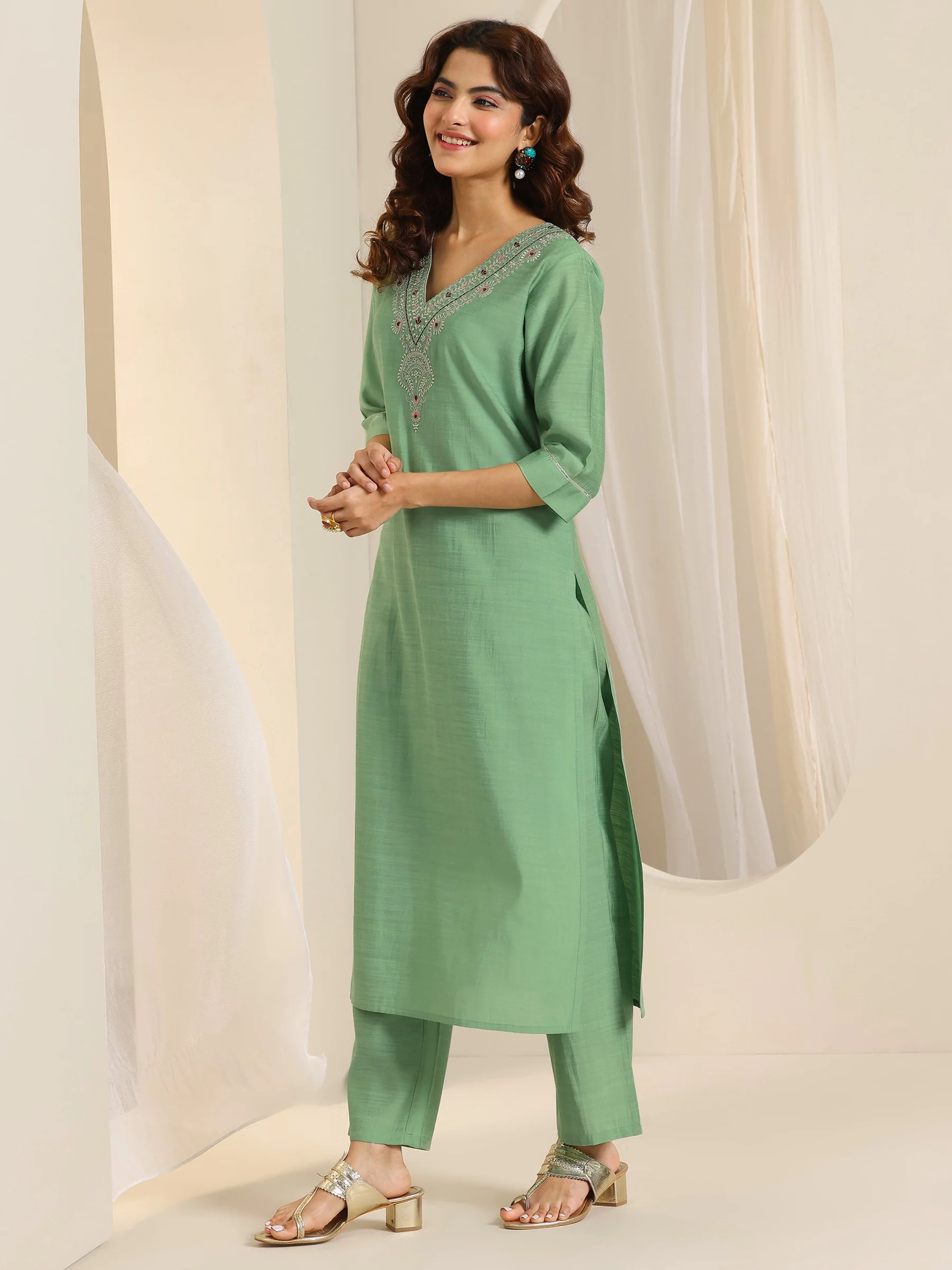 400608_2_fc54c829-7b89-4fd6-87ad-4e07fbe30240 Green Yoke Design Silk Blend Straight Suit Set With Dupatta - Image 3