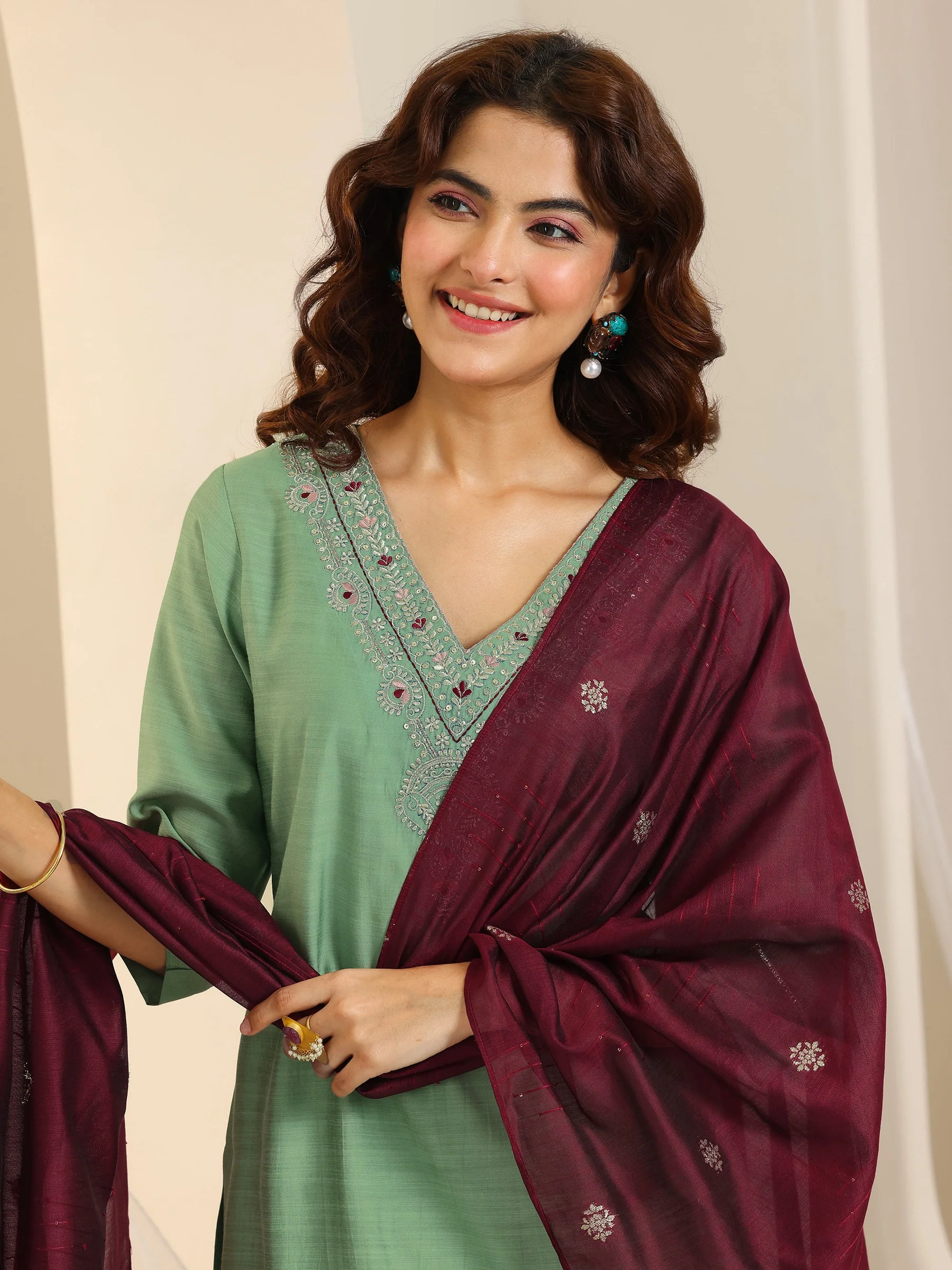 400608_4_cce14f7e-de31-4ff0-939f-c4e1b0f24e6e Green Yoke Design Silk Blend Straight Suit Set With Dupatta - Image 5