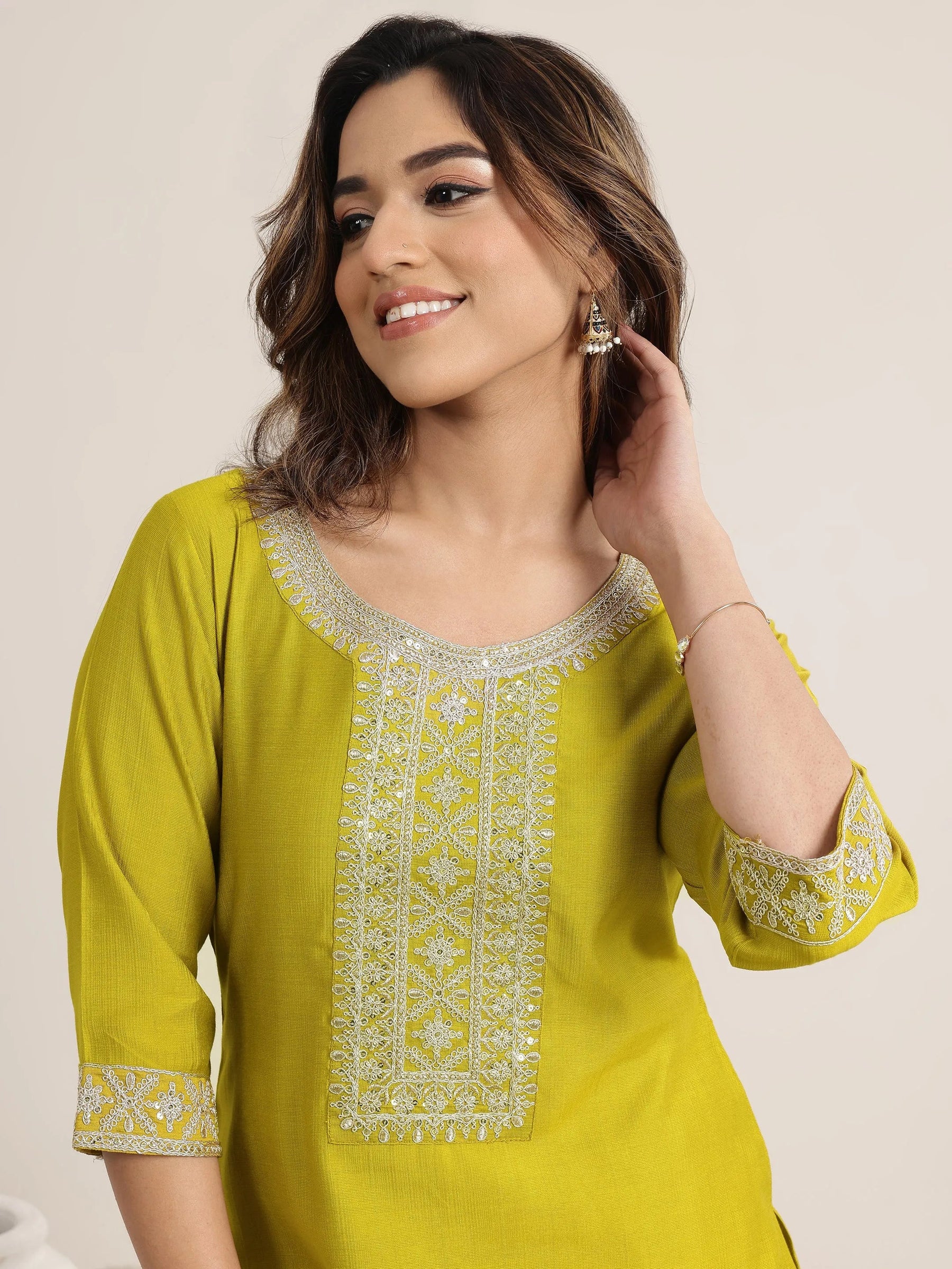 GS1083_6_2a69e11c-618c-43df-9d42-82115b88305e Green Yoke Design Silk Blend Straight Suit Set With Dupatta - Image 6