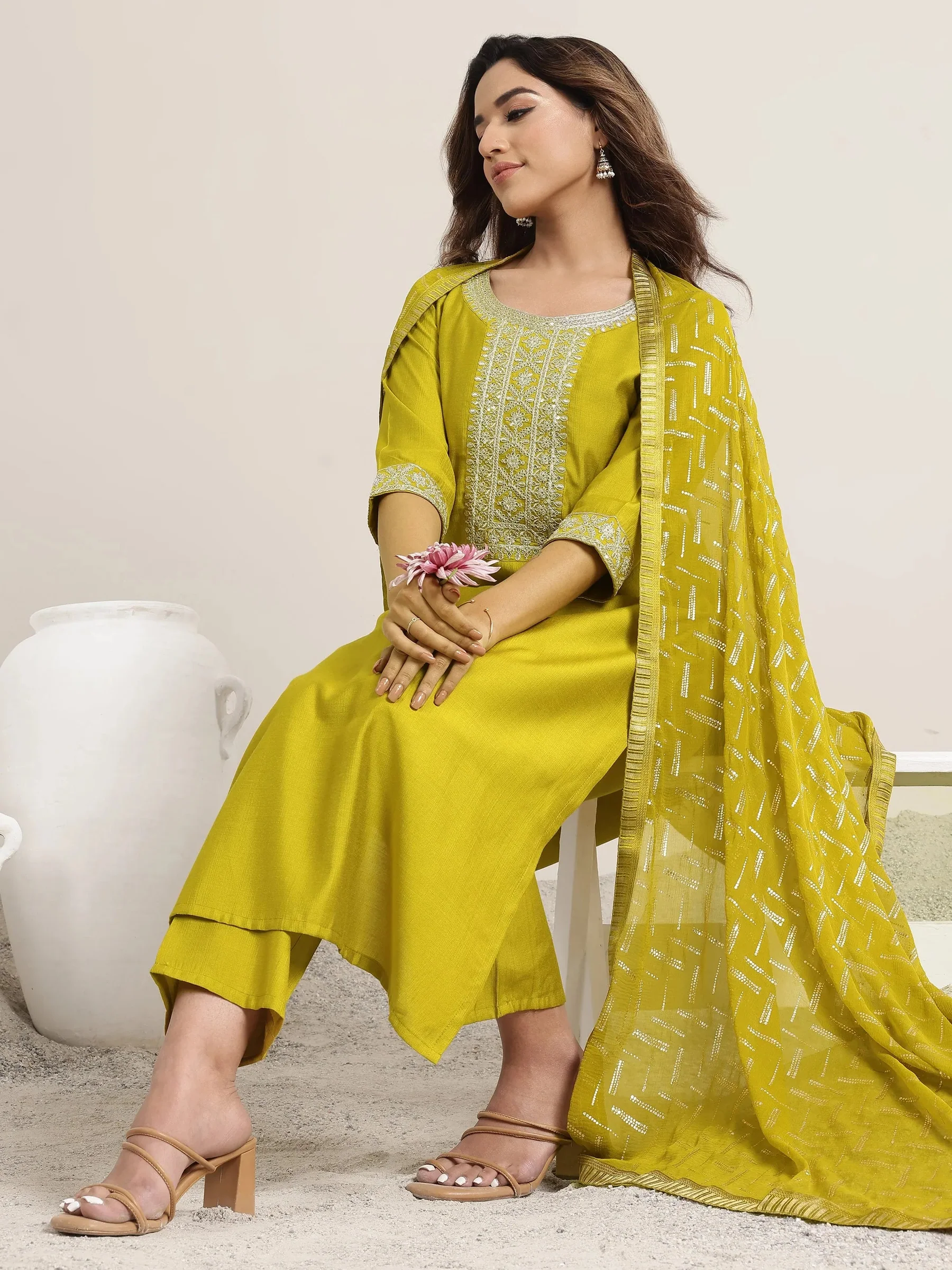 GS1083_7Main_59ac79be-105f-453c-a480-79f42c782844 Green Yoke Design Silk Blend Straight Suit Set With Dupatta - Image 7